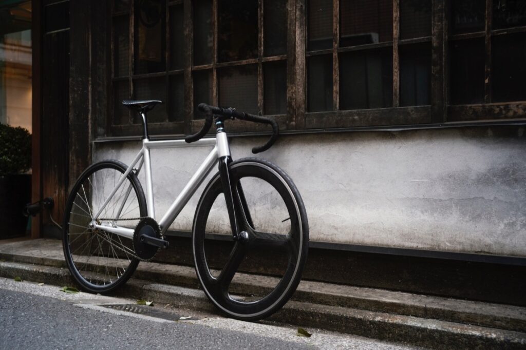 Ultralekkie ramy są bardziej podatne na uszkodzenia niż ich cięższe odpowiedniki ze względu na delikatność użytych materiałów jak włókno węglowe