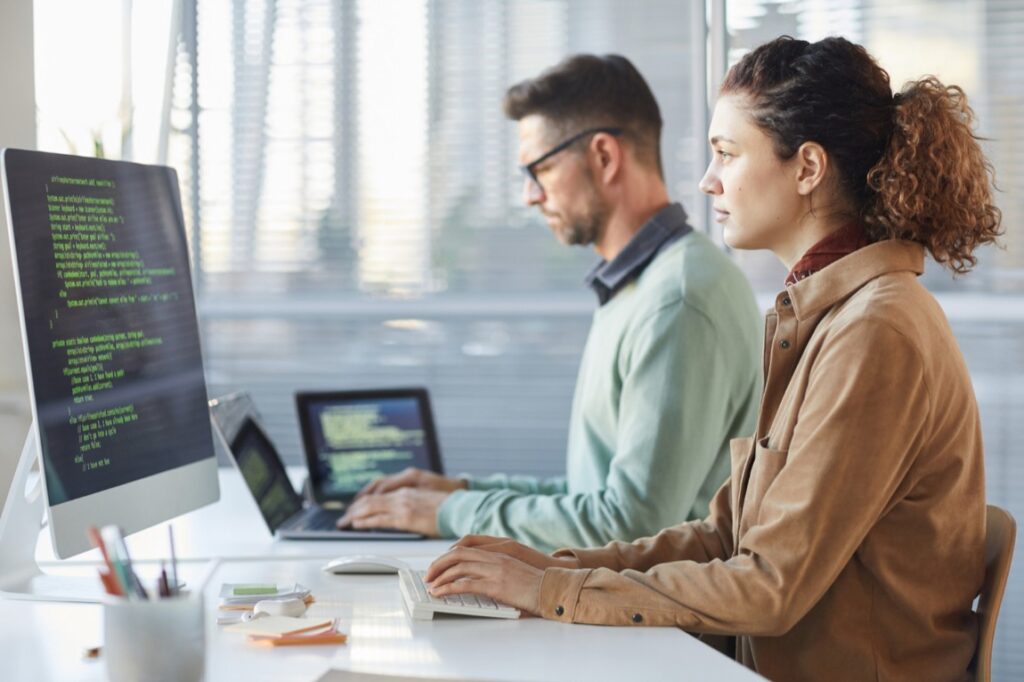 W ostatnich dekadach, postęp w dziedzinie technologii informacyjnych nie tylko przekształcił sposób, w jaki żyjemy i pracujemy, ale także znacząco wpłynął na role zawodowe, szczególnie w branży IT